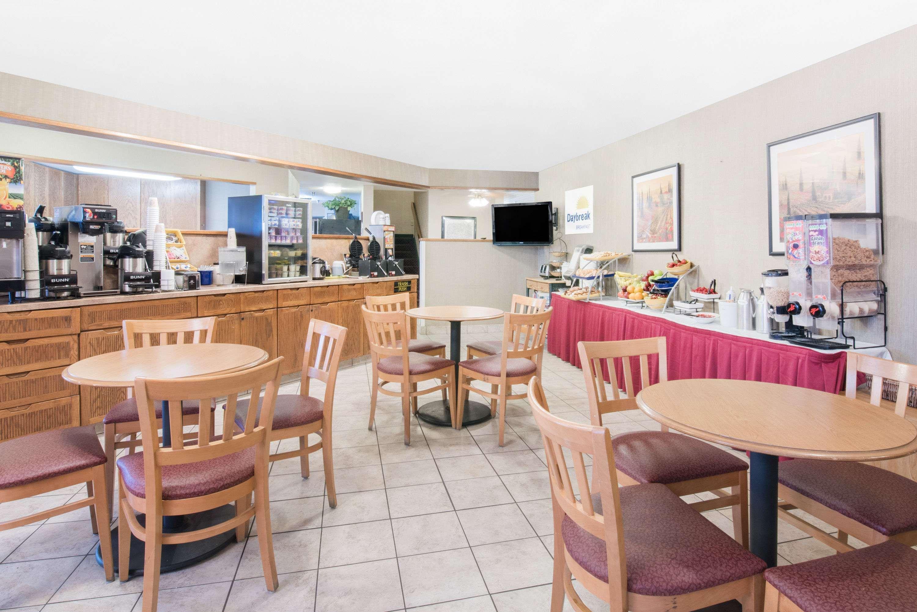 Days Inn & Suites By Wyndham Fargo 19Th Ave/Airport Dome Bagian luar foto