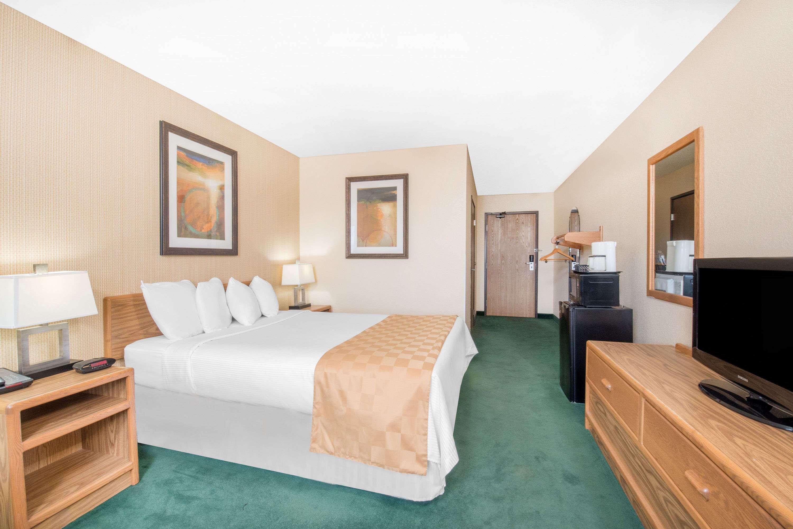 Days Inn & Suites By Wyndham Fargo 19Th Ave/Airport Dome Bagian luar foto