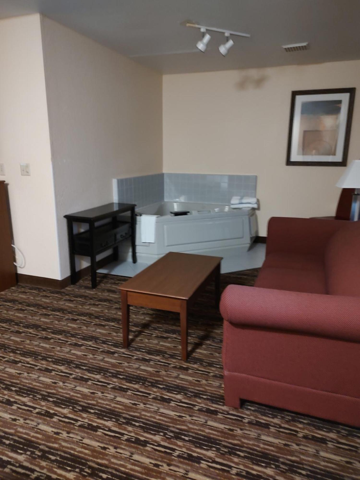 Days Inn & Suites By Wyndham Fargo 19Th Ave/Airport Dome Bagian luar foto