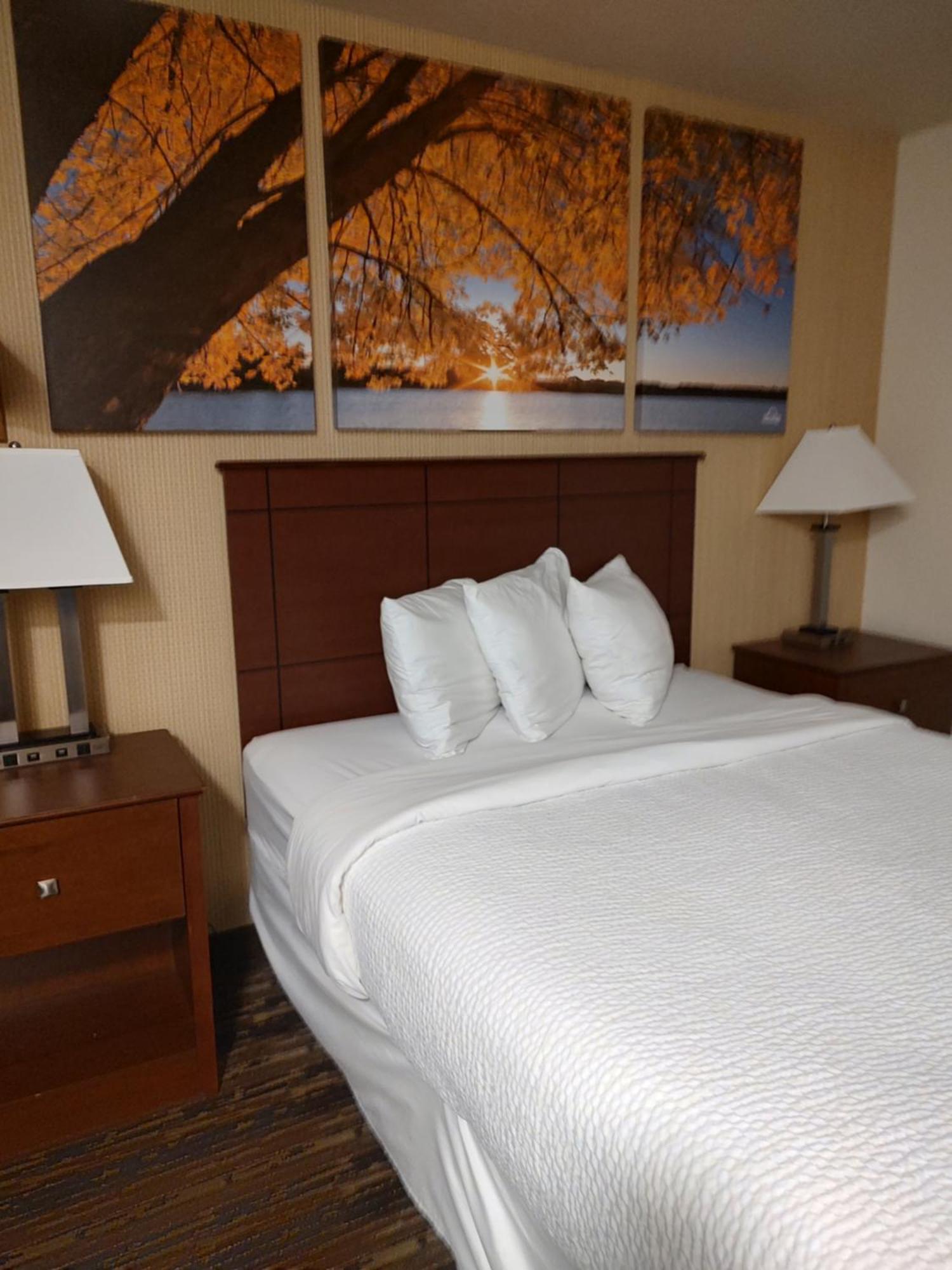Days Inn & Suites By Wyndham Fargo 19Th Ave/Airport Dome Bagian luar foto